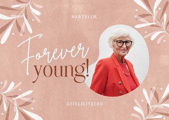 Verjaardagskaart vrouw forever young rood bladeren foto