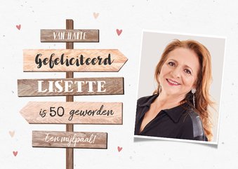 Verjaardagskaart vrouw wegwijzers hout hartjes foto