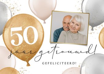 Vrolijke felicitatiekaart met ballonnen 50 jaar en foto