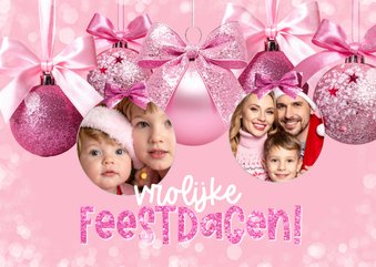 Vrolijke roze kerstkaart kerstballen strikken en foto's