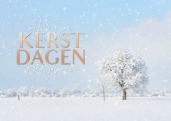 Winterse zakelijke kerstkaart met een boom in de sneeuw