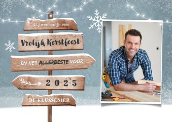 Zakelijke kerstkaart wegwijzers winter hout sneeuw foto