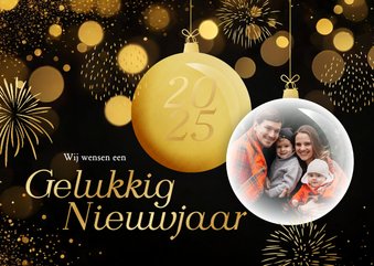 Zwarte nieuwjaarskaart met kerstballen foto en goud vuurwerk