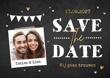 Save the date trouwkaart krijtbord slinger goud foto hartjes