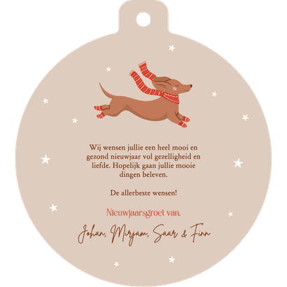 Beige nieuwjaarskaart kerstbal met teckel op naar 2026 Achterkant