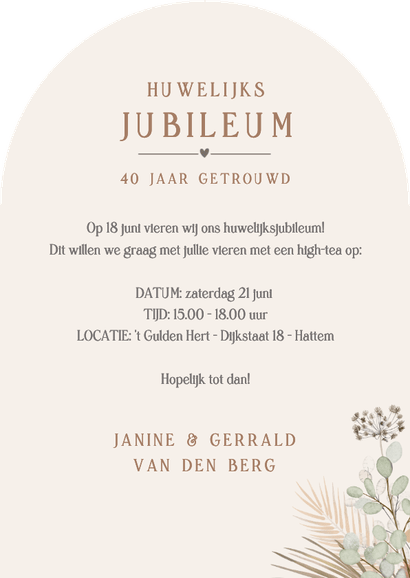 Boogvormige uitnodiging huwelijksjubileum met droogbloemen Achterkant
