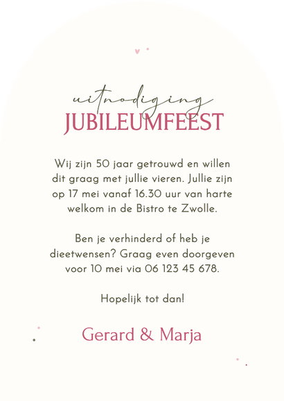 Jubileum uitnodiging 50 jaar getrouwd roze bloemen boogvorm Achterkant