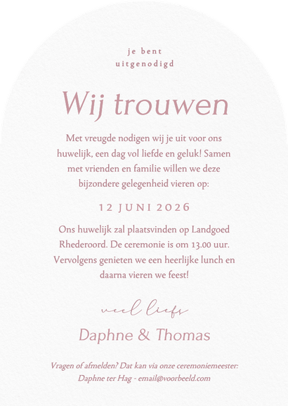 Klassieke trouwkaart met vintage roze boeket in boogvorm Achterkant