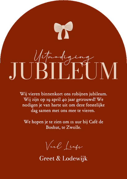Rode boogvorm jubileum uitnodiging met foto en strik Achterkant