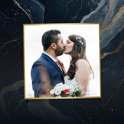 Bedankkaartje bruiloft donkerblauw marmer en goud 2