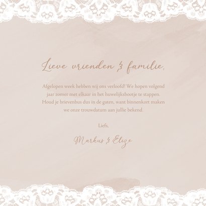 Beige waterverf verloofdkaart met kant en witte typografie 3