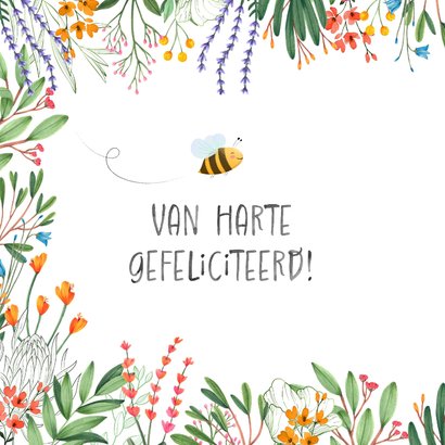 Botanische kleurrijke verjaardagskaart met vliegende bij 2
