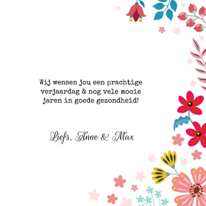 Botanische verjaardagskaart met mot en bloemen 3