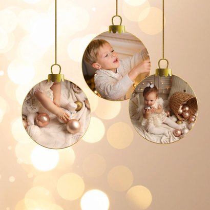 Chique kerstkaart beige met kerstballen fotocollage en bokeh 2