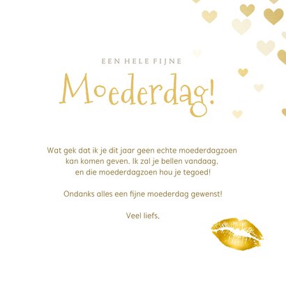 Corona moederdagkaart kus door de brievenbus met hartjes 3