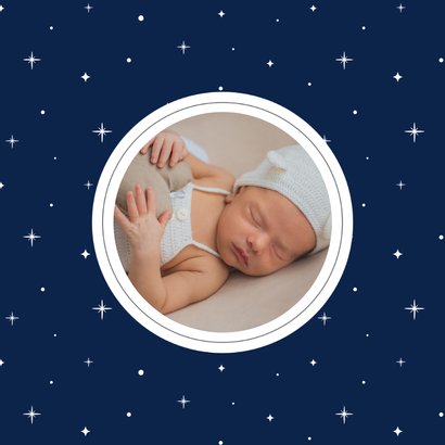 Donkerblauw geboortekaartje met minimalistische sterretjes 2