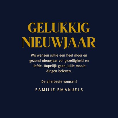 Donkere nieuwjaarskaart met knallende fles champagne 3