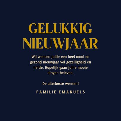 Donkere nieuwjaarskaart met knallende fles champagne 3