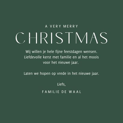 Donkergroen kerstkaartje met takje en moderne typografie 3