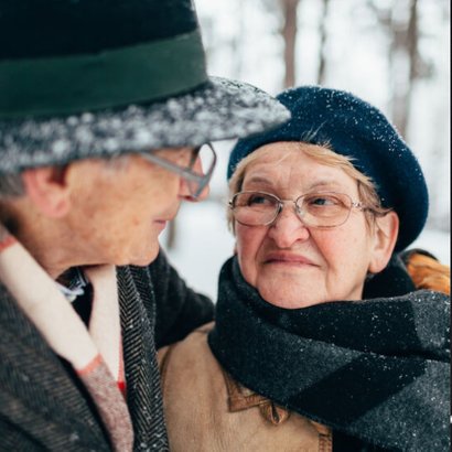 Eenvoudige kerstkaart met grote eigen foto en goudlook tekst 2