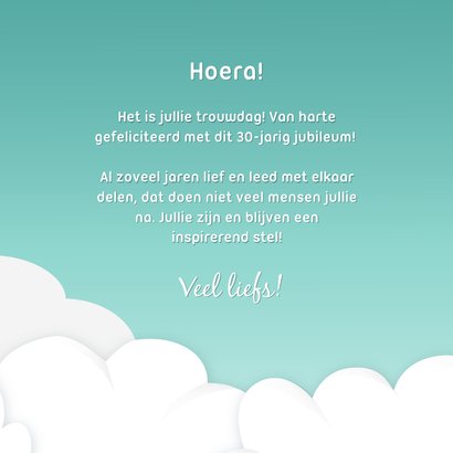 Felicitatie jubileum met verliefde lovebirds in de wolken 3