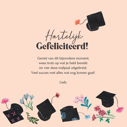 Felicitatiekaart geslaagd met afstudeerhoedjes en bloemen 3
