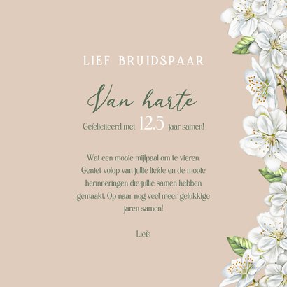 Felicitatiekaart huwelijksjubileum witte bloesem op fluweel 3
