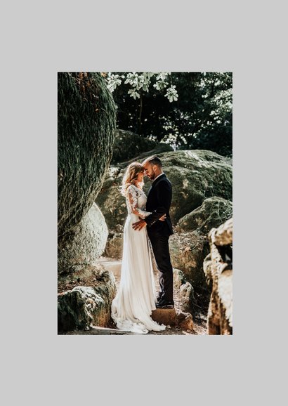 Fotokaart trouwerij met grote foto en witte typografie 2