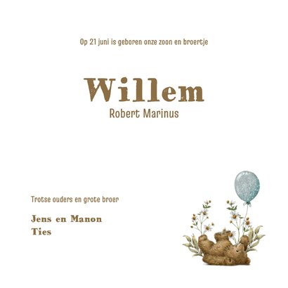 Geboortekaartje beer met ballon tussen familie en bloemen 3