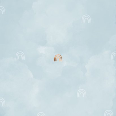 Geboortekaartje met wolkjes en koperen regenboogjes Achterkant