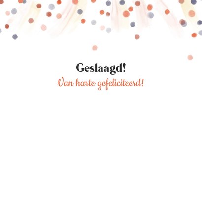 Geslaagd kaart jongen met afstudeerhoed en confetti 3