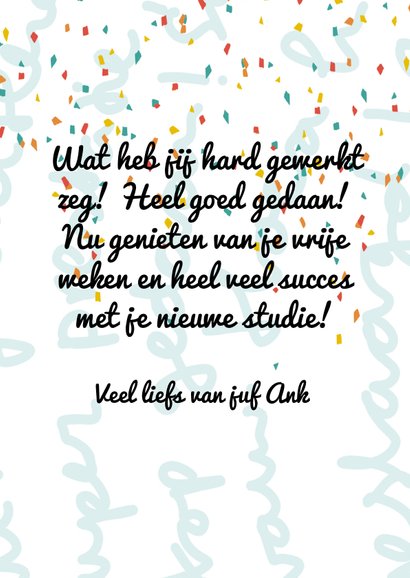 Geslaagd-kaart met meisje die op bureau luiert. 3