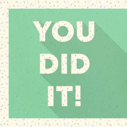 Geslaagd typografisch 'YOU DID IT!' met confetti 2