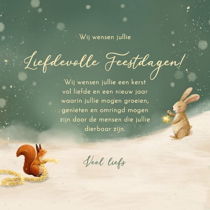 Gezellige en liefdevolle kerstkaart met dieren en kerstboom 3