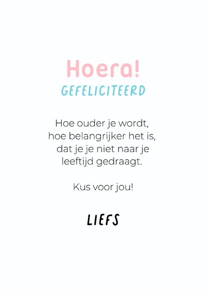Grappige verjaardagskus door de brievenbus van poedel  3