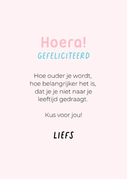 Grappige verjaardagskus door de brievenbus van poedel  3
