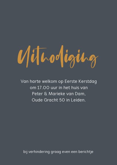 Grijsblauwe kerstdiner uitnodiging met okergele letters 3