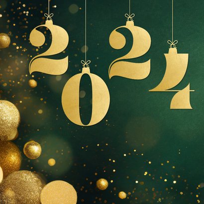Groene nieuwjaarskaart met hangende cijfers in goud 2