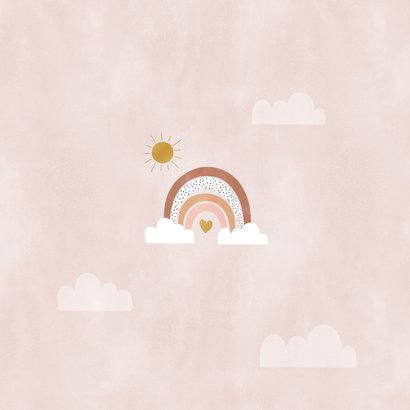 Hip geboortekaartje met regenboog, zon en wolkjes meisje Achterkant