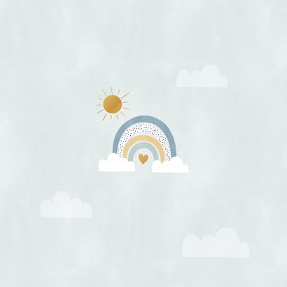 Hip geboortekaartje zon achter regenboog en wolkjes Achterkant