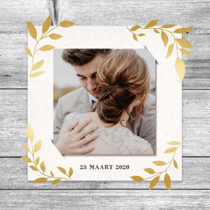 Hippe bedankkaart met hout, papier en gouden takjes 2