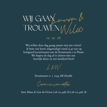 Hippe donkerblauwe trouwkaart met gouden hartjes 3