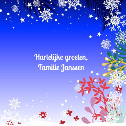 Hippe en vrolijke kerstkaart met kat in de sneeuw 3