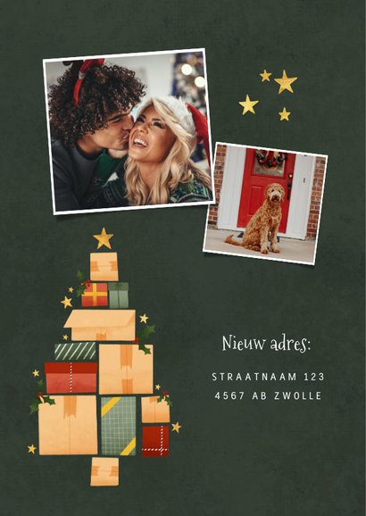 Hippe kerst verhuiskaart met kerstboom van dozen en sterren 2