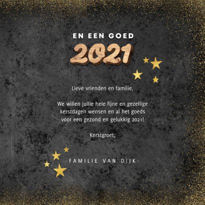 Hippe kerstkaart houten kerst, 2021 en gouden sterren 3