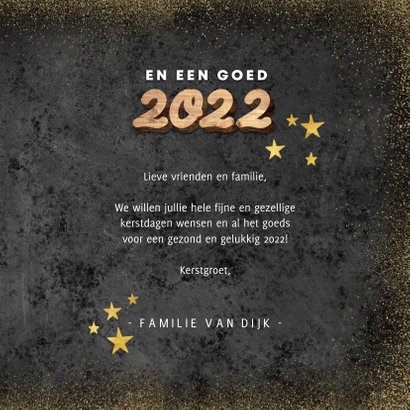 Hippe kerstkaart houten kerst, 2022 en gouden sterren 3