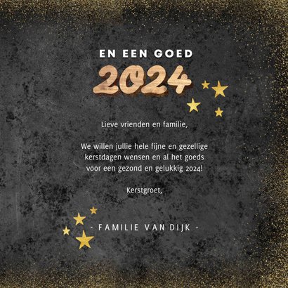Hippe kerstkaart houten kerst, 2024 en gouden sterren 3