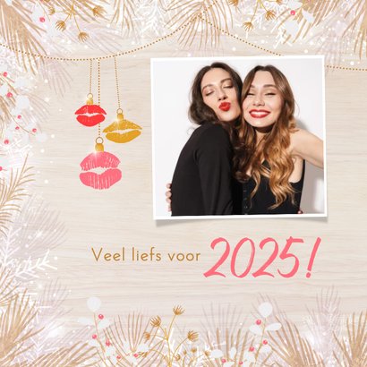 Hippe kerstkaart kus door de brievenbus eigen foto houtlook 2