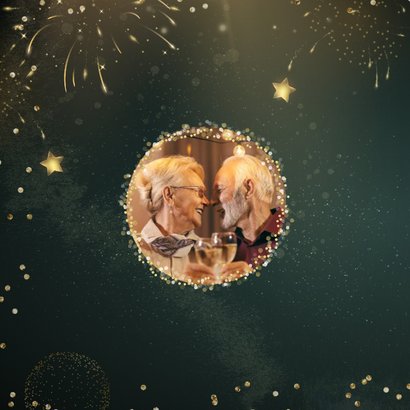Hippe nieuwjaarskaart met goudlook tekst sterren & vuurwerk 2