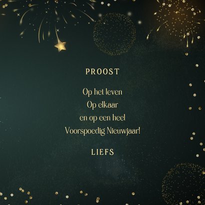 Hippe nieuwjaarskaart met goudlook tekst sterren & vuurwerk 3